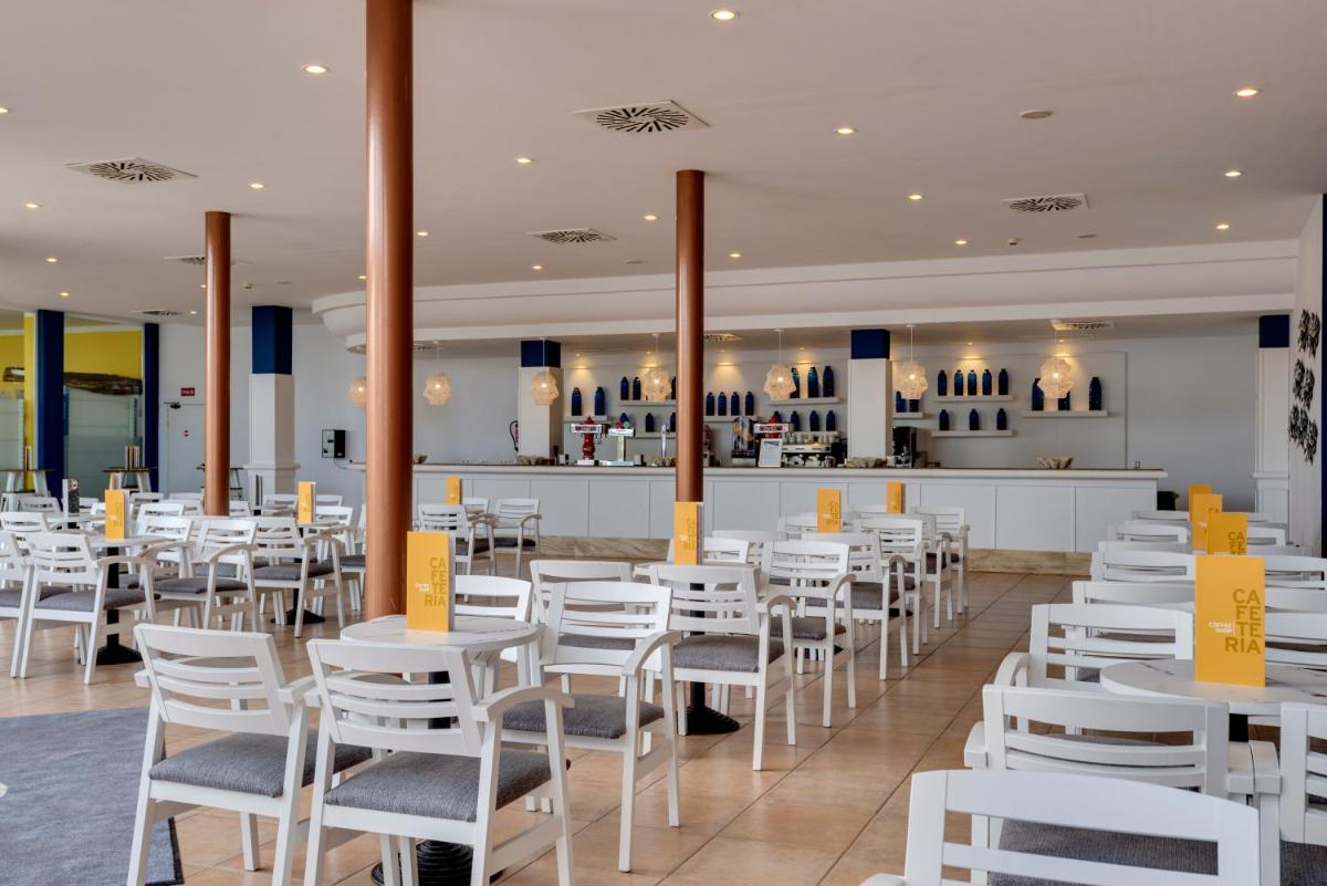 Un restaurante o sitio para comer en Garden Playanatural - Adults Only