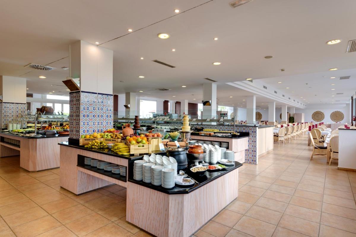 Comida en o cerca de este hotel