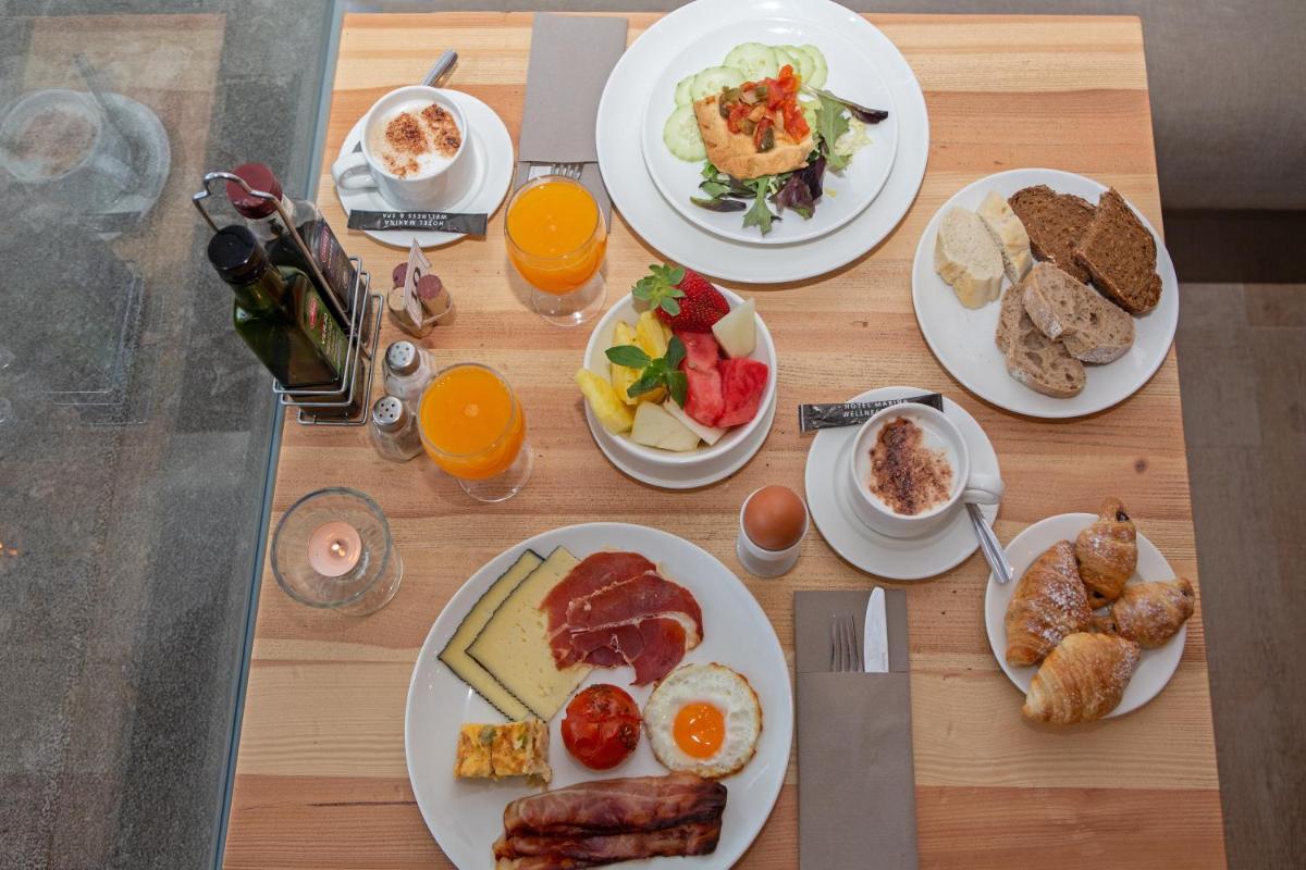 Comida en o cerca de este hotel