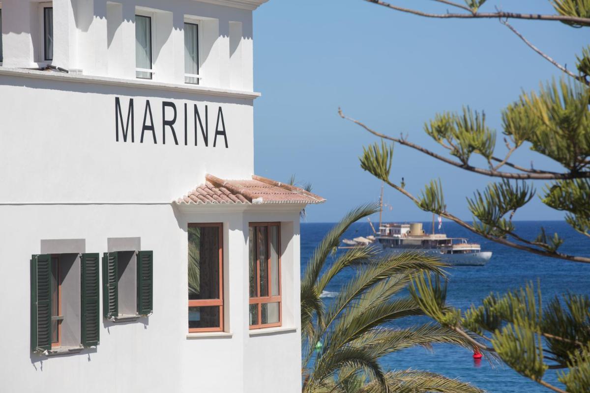 un edificio blanco con un cartel que dice puerto deportivo en Hotel Marina, en Puerto de Sóller