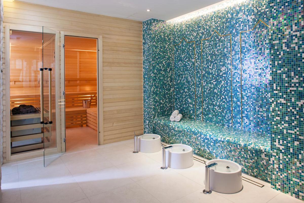 Un baño con dos inodoros y una ducha. en Hapimag Apartments Marbella, en Marbella