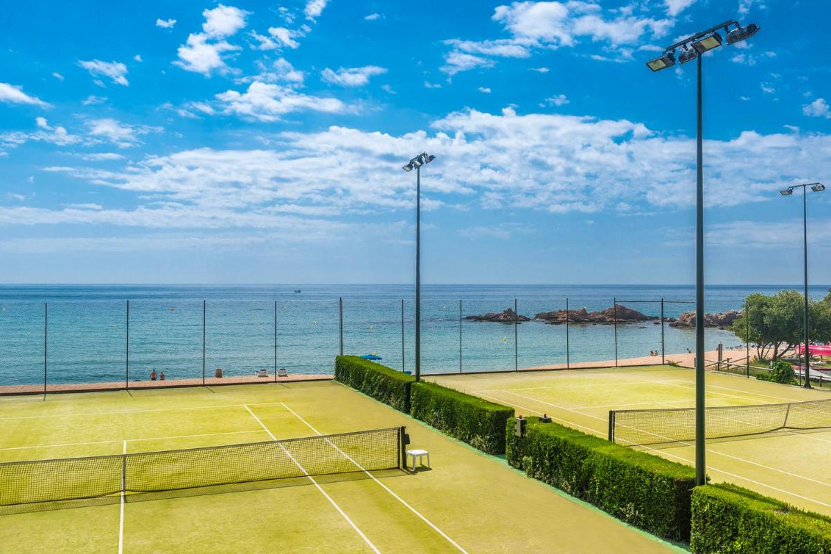 Instalaciones para jugar a tenis o squash en Hotel Santa Marta o alrededores