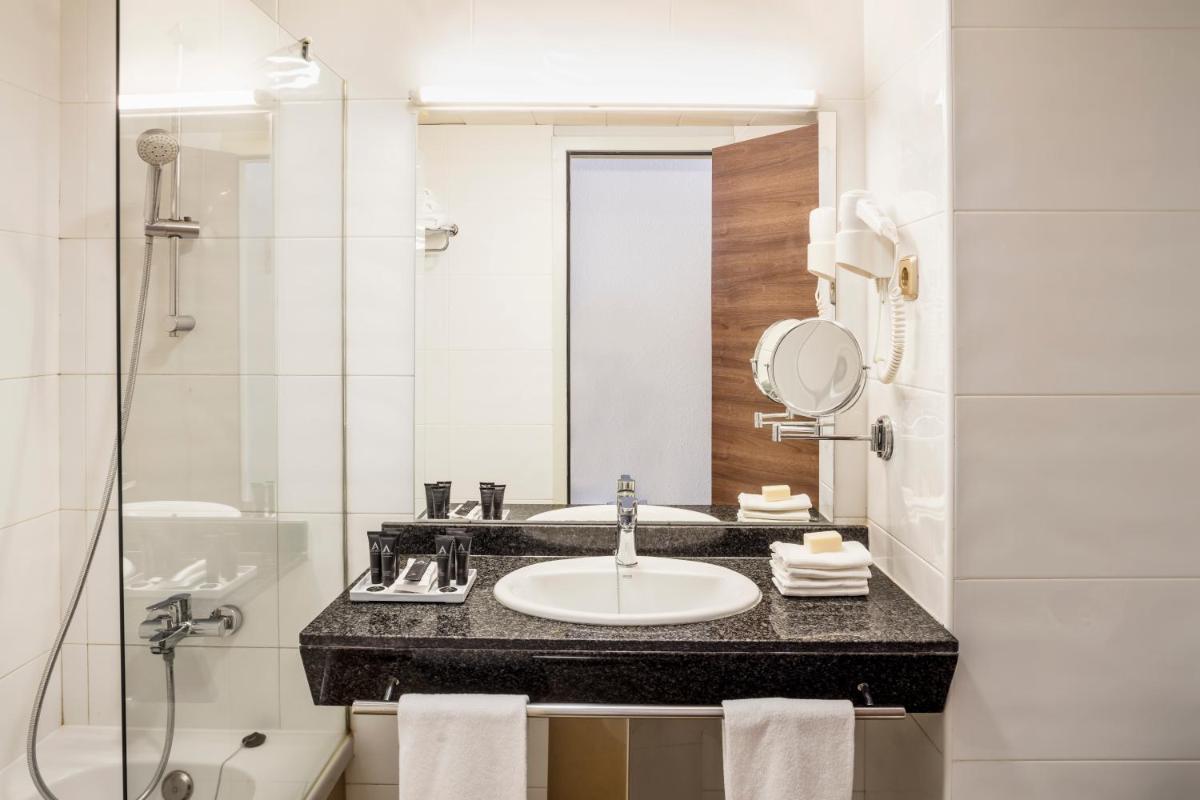 Un baño de AQUA Hotel Aquamarina & Spa