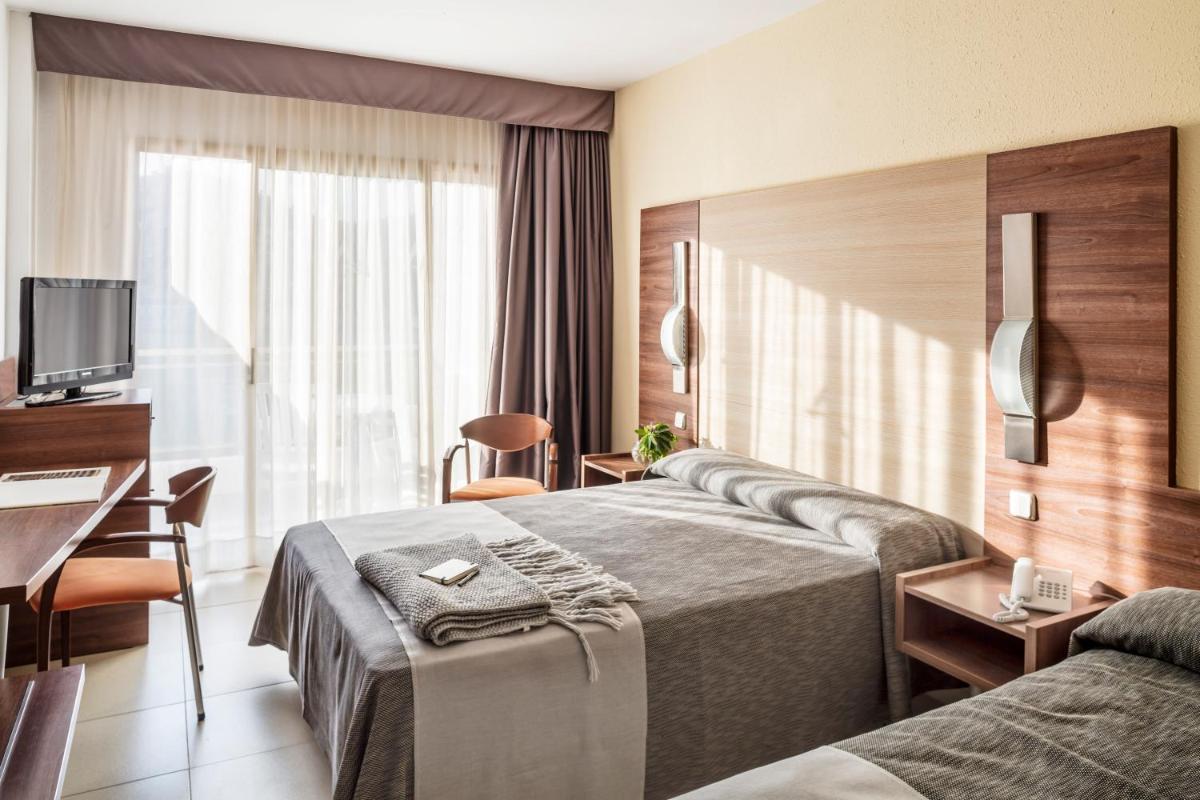 Cama o camas de una habitación en AQUA Hotel Aquamarina & Spa