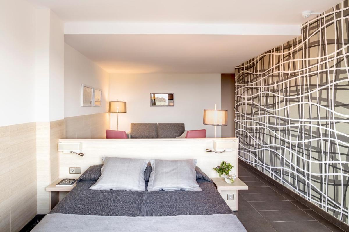 Cama o camas de una habitación en AQUA Hotel Aquamarina & Spa