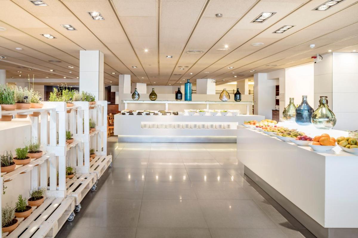 Un vestíbulo de una tienda con frutas y verduras en exhibición. en AQUA Hotel Aquamarina & Spa, en Santa Susanna
