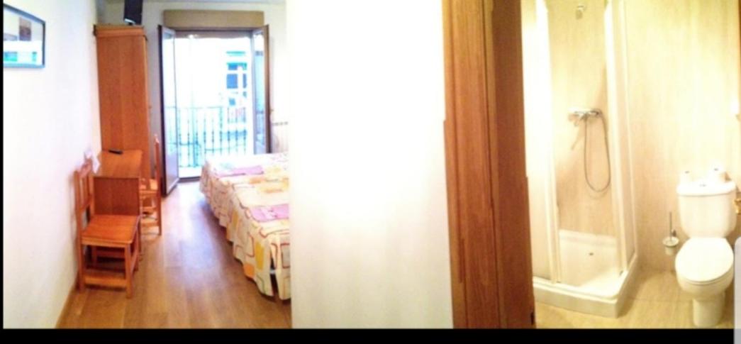 Hostal La Plaza - Housity