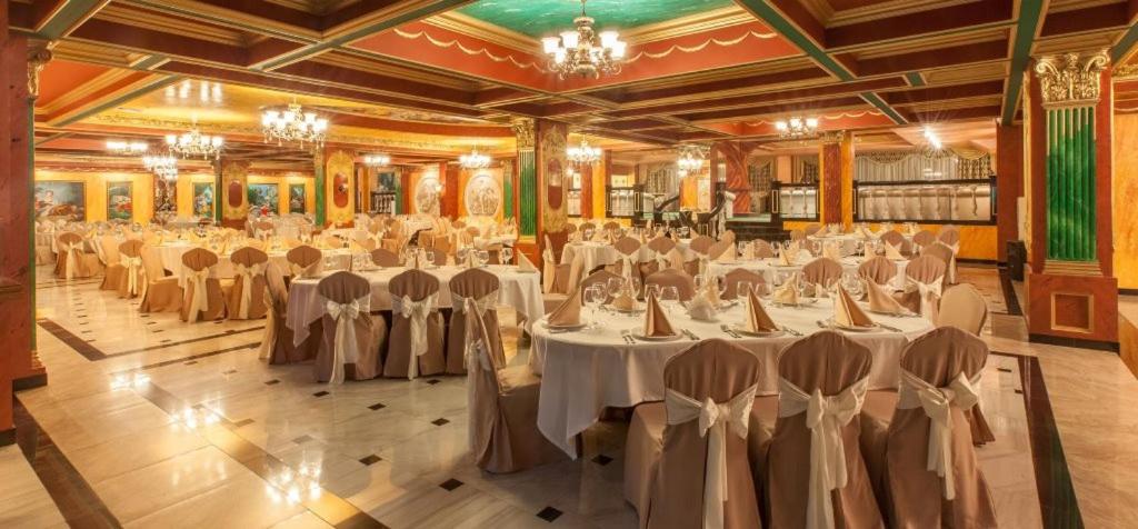 Hotel MANO - Housity