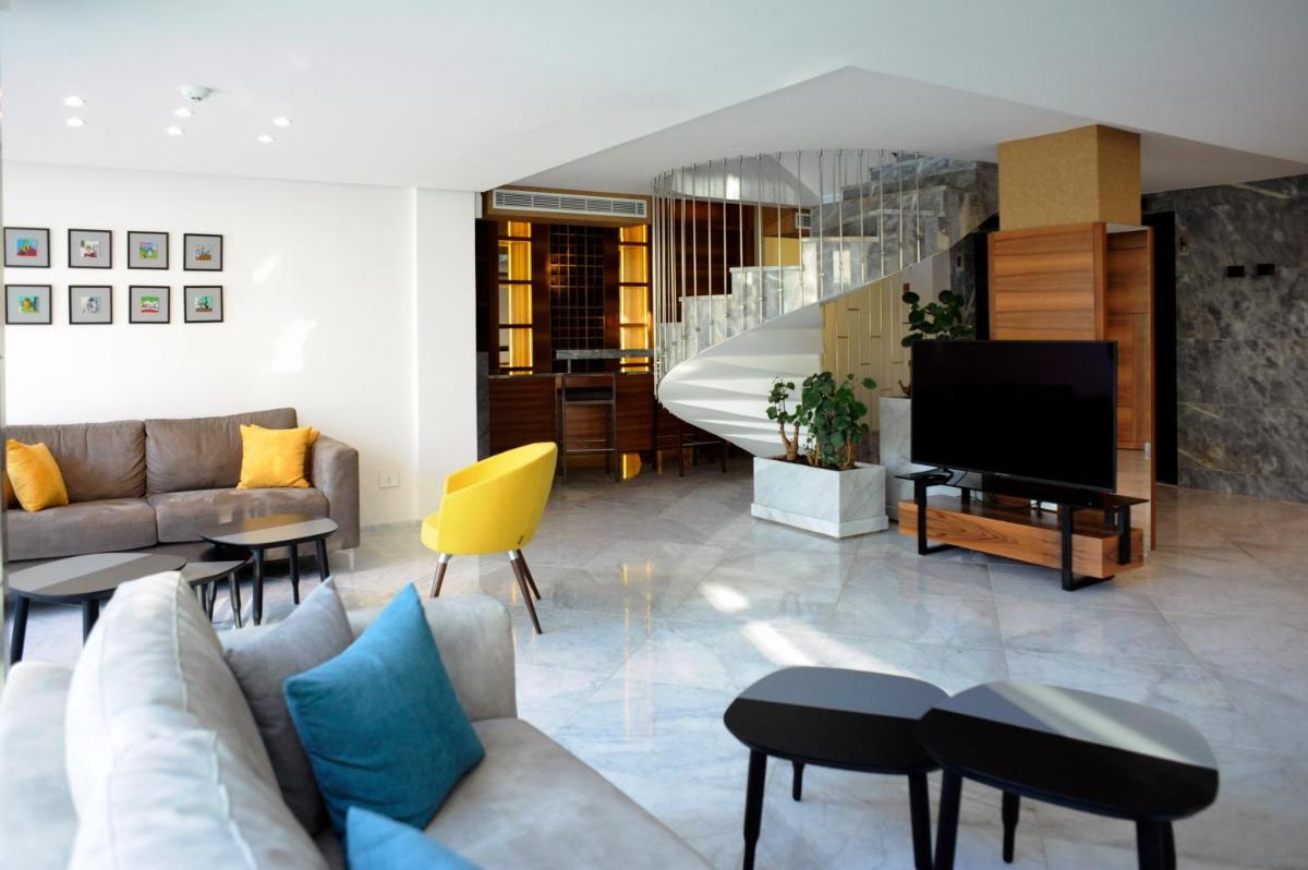 Grey Pearls Suites - Housity