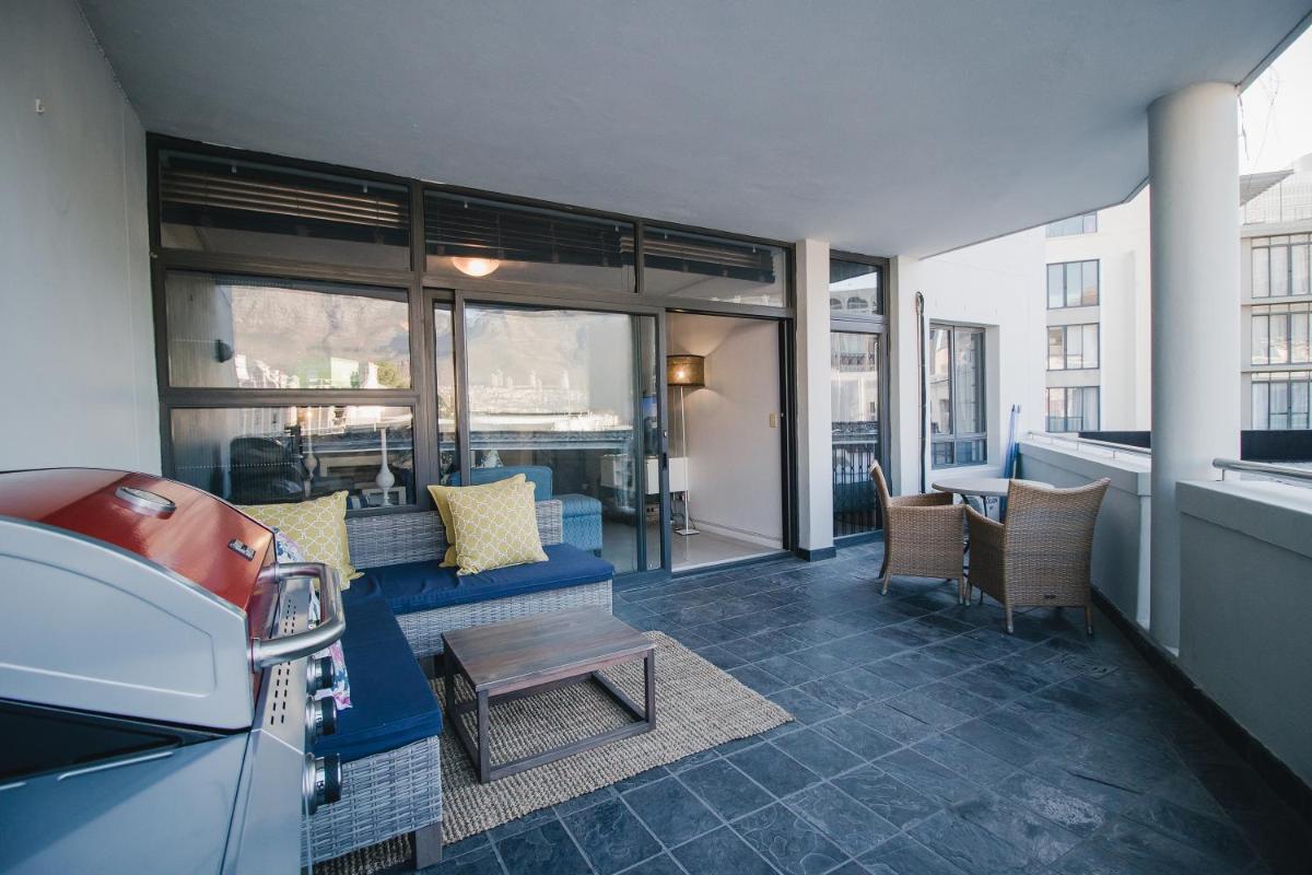Luxury City Apartment with Mountain Views - Housity