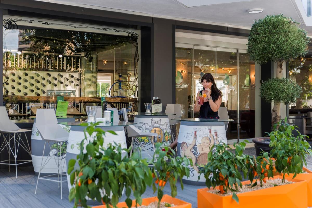 Un restaurante o sitio para comer en Essence Hotel Boutique