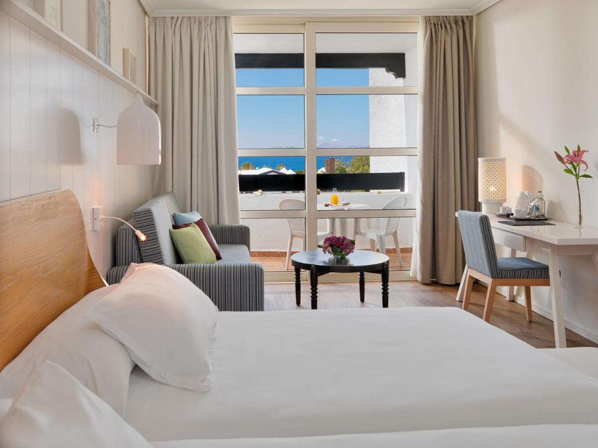 una habitación de hotel con una cama y un escritorio en H10 Rubicón Horizons Collection, en Playa Blanca
