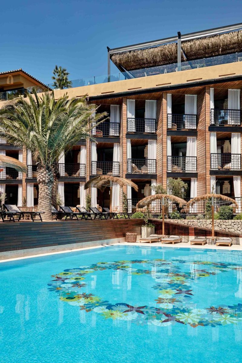 una gran piscina frente a un hotel en Bikini Island & Mountain Port de Soller "Adults only", en Puerto de Sóller