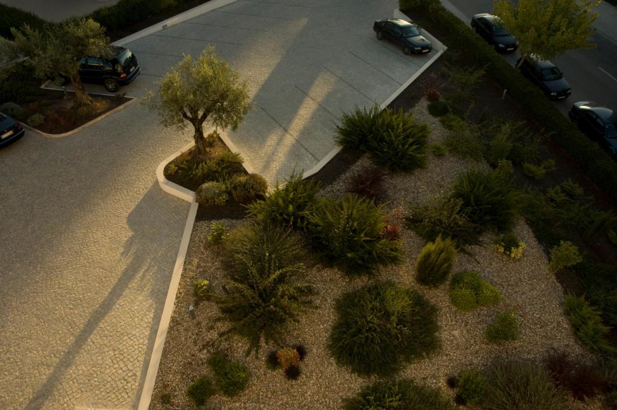 uma maquete de um jardim com árvores e plantas em Hotel Dom Goncalo & Spa em Fátima