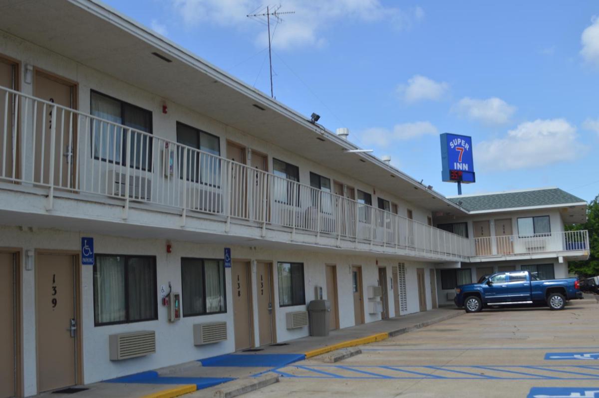 Super 7 Inn - Housity