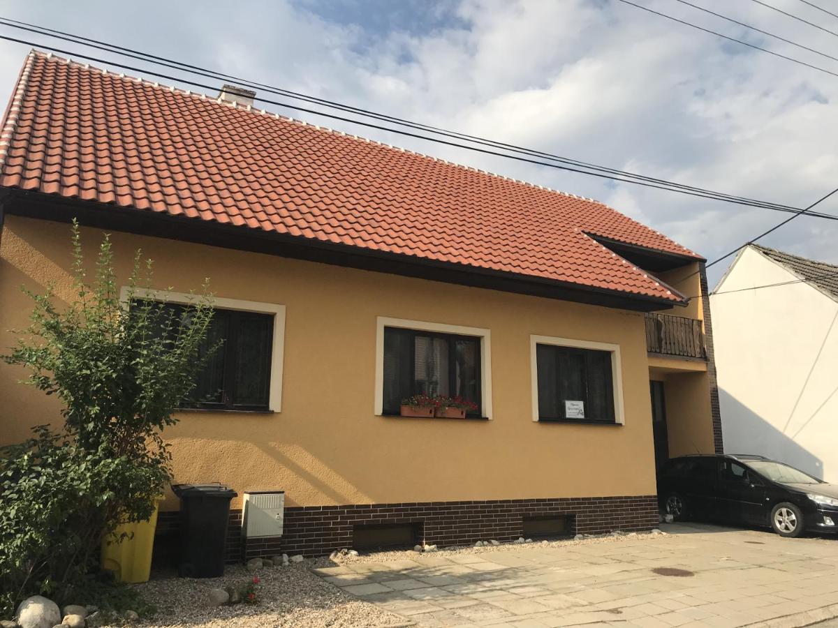 Věstonická jízdárna - Housity