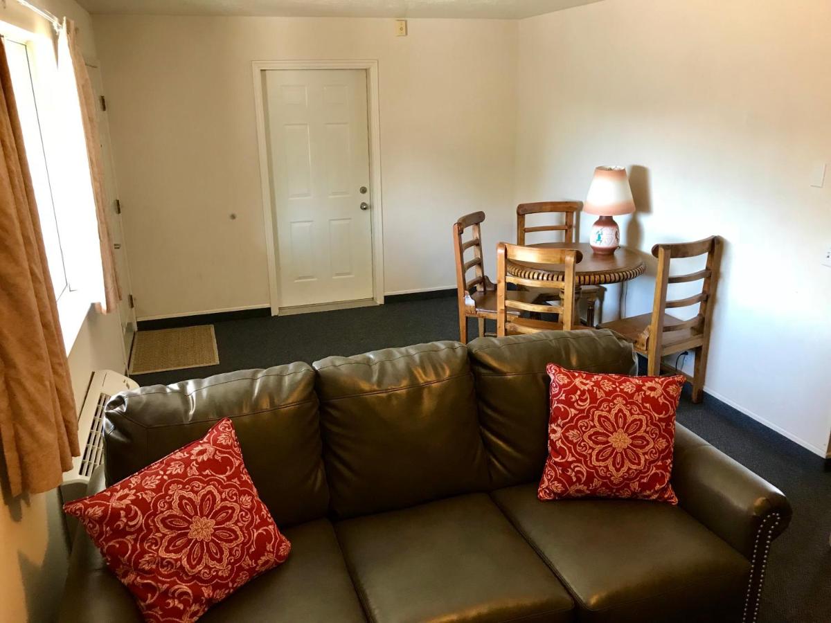 Four Corners Inn - Housity