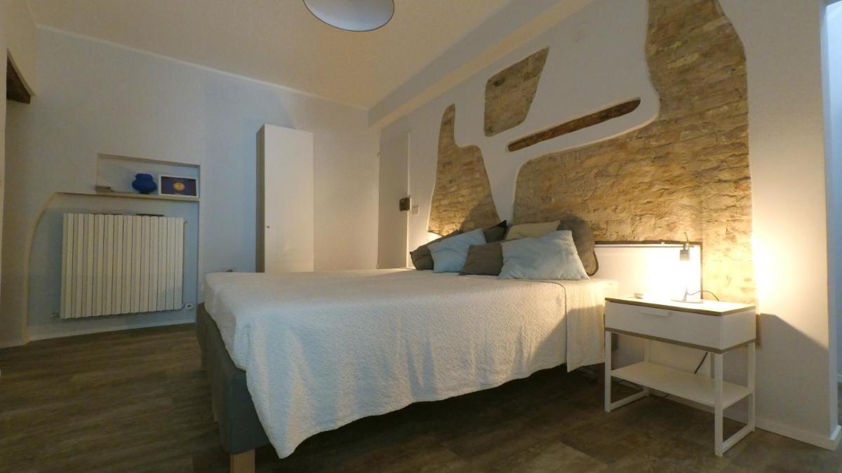 Isi GuestHouse - Housity