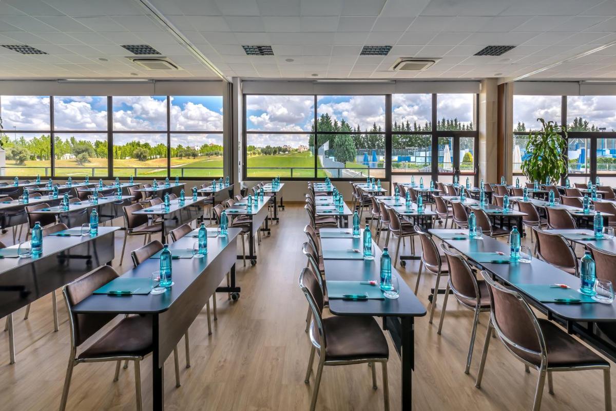 Un restaurante o sitio para comer en Occidental Aranjuez