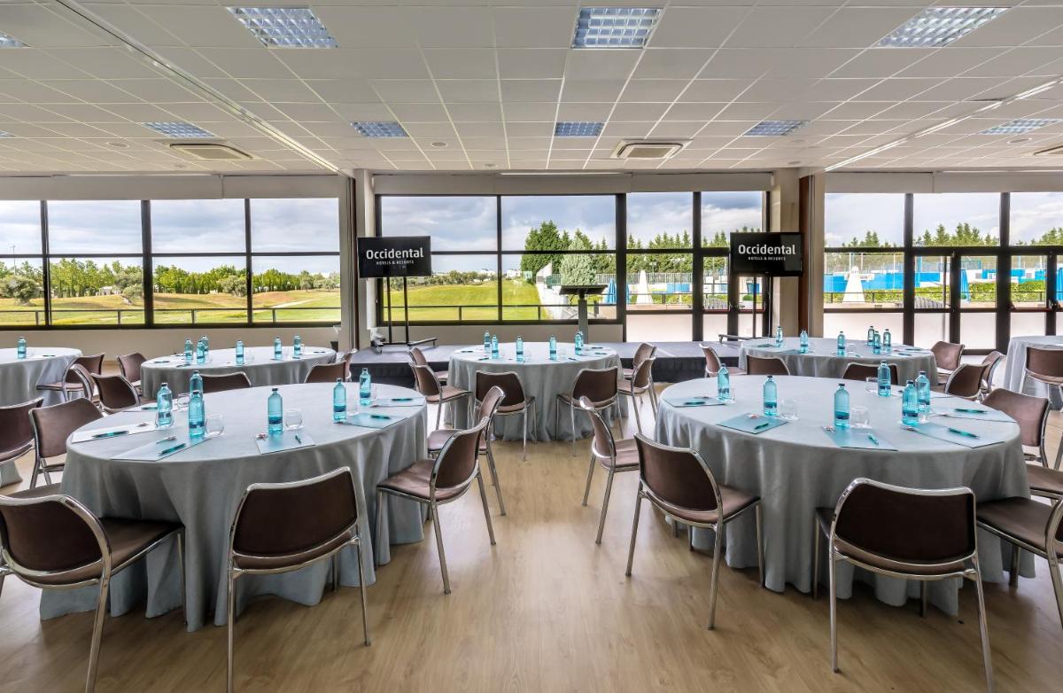 Un restaurante o sitio para comer en Occidental Aranjuez