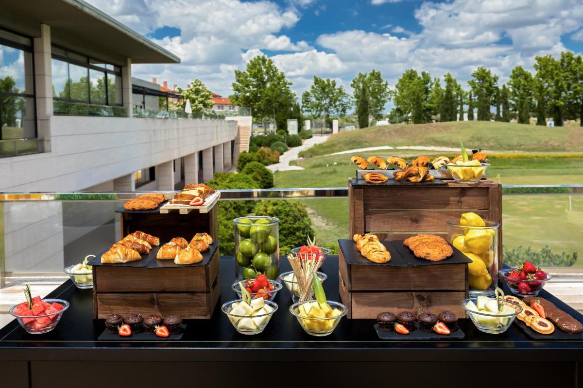 Comida en o cerca de este hotel