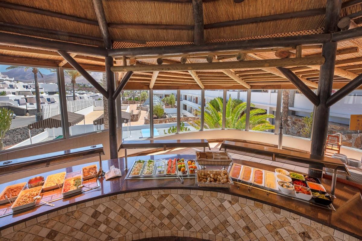 un buffet en un complejo con vistas al océano en Hotel Mirador Papagayo by LIVVO, en Playa Blanca