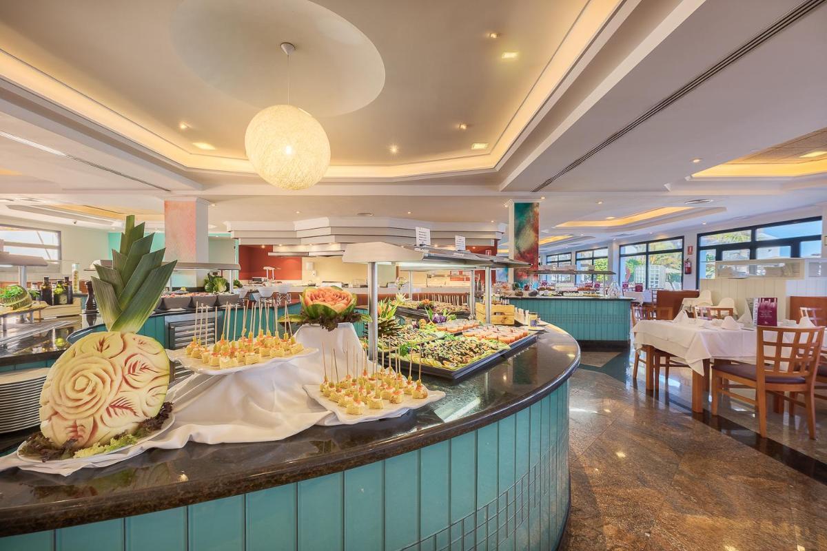 Comida en o cerca de este resort