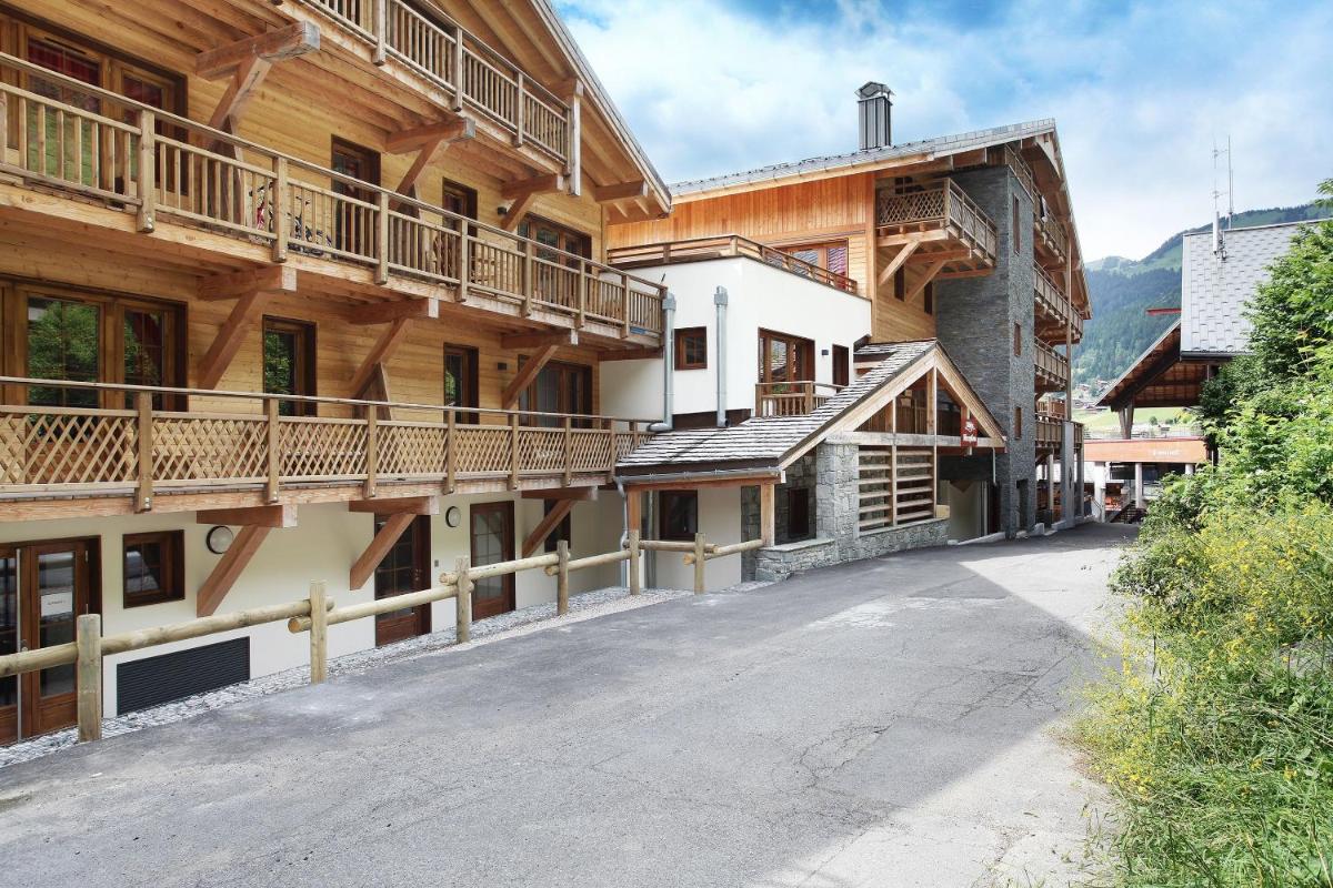une rue vide en face d'un immeuble avec balcons dans l'établissement Résidence Odalys Les Fermes de Châtel, à Châtel