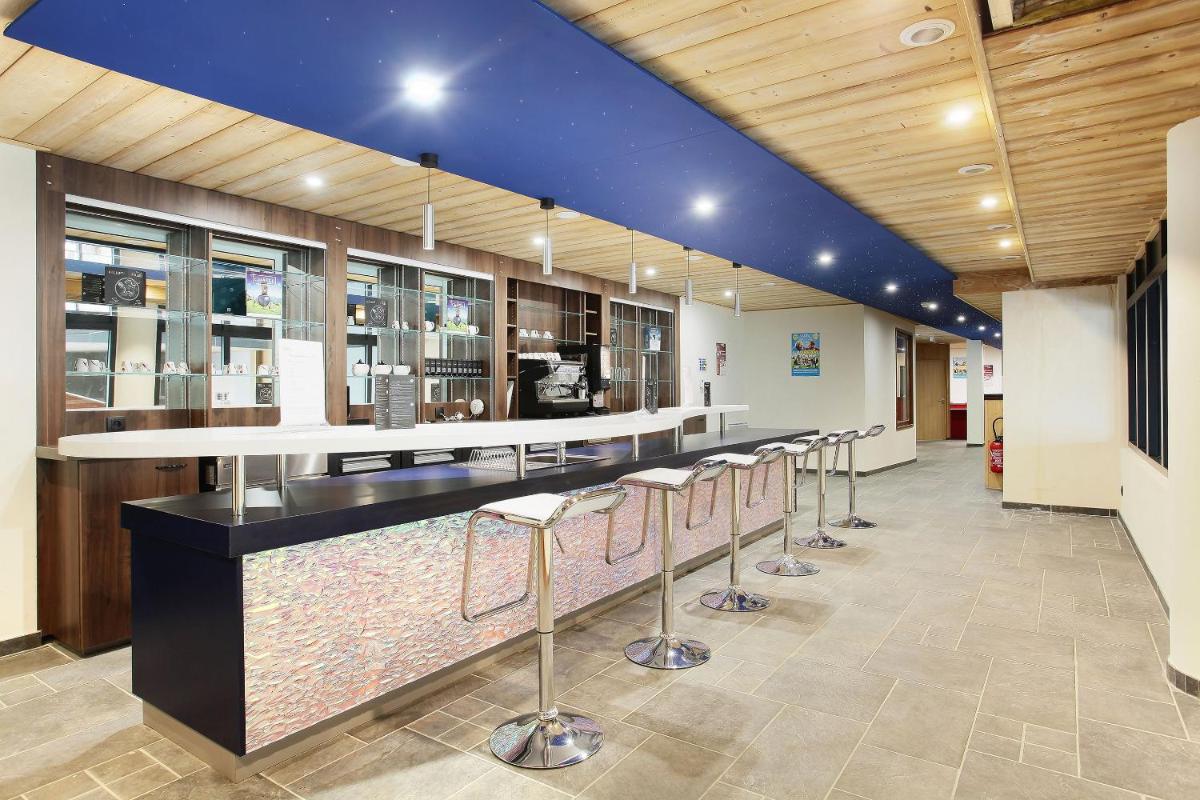 - un hall avec un bar avec des tabourets dans l'établissement Résidence Odalys Les Fermes de Châtel, à Châtel 28 autres photos