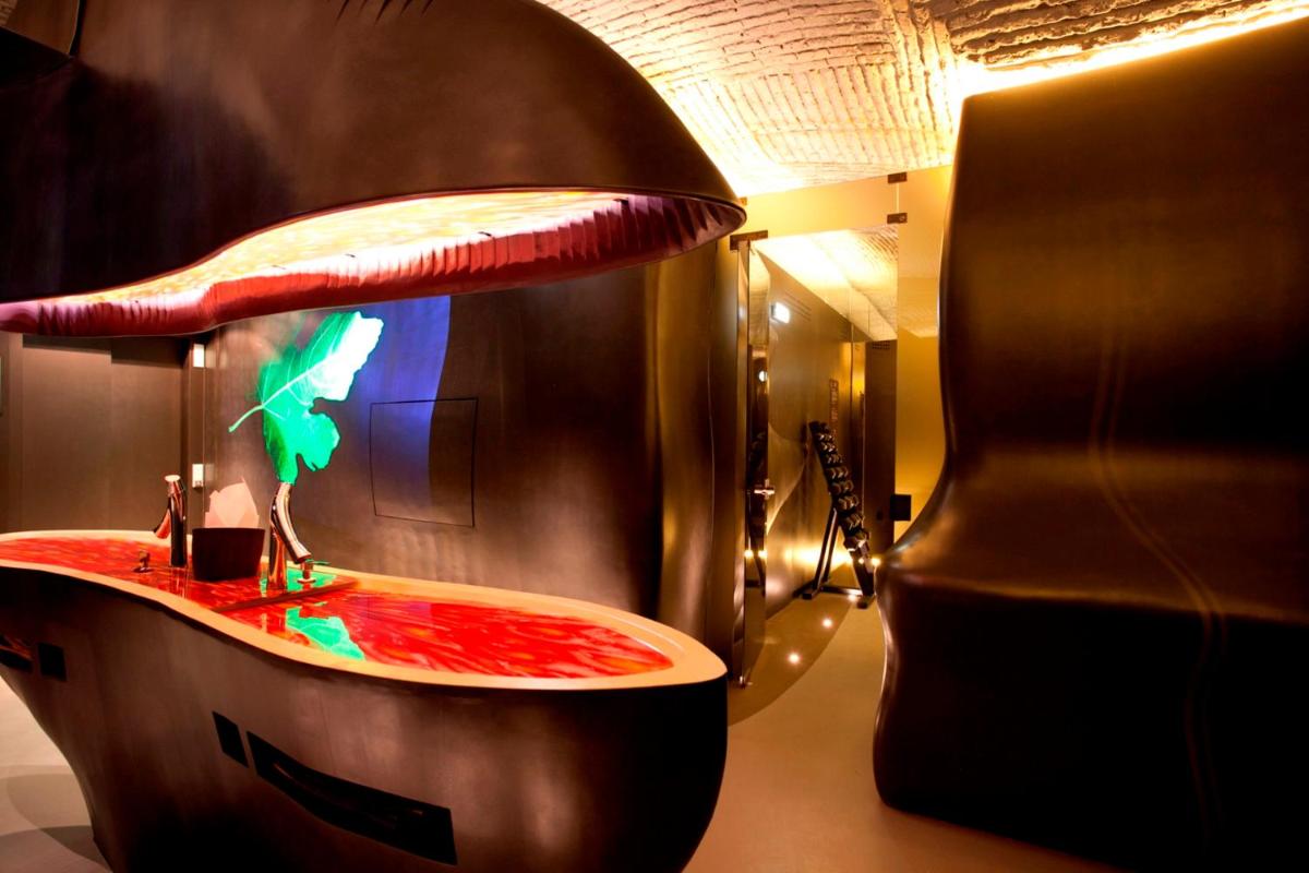 uma casa de banho com um lavatório estranho num quarto em Figueira by The Beautique Hotels & Spa em Lisboa