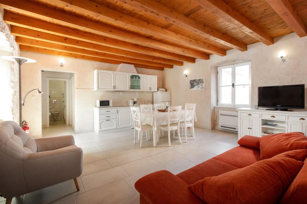 Villa Mama - Traditional Apartments in Omis, free parking - Housity