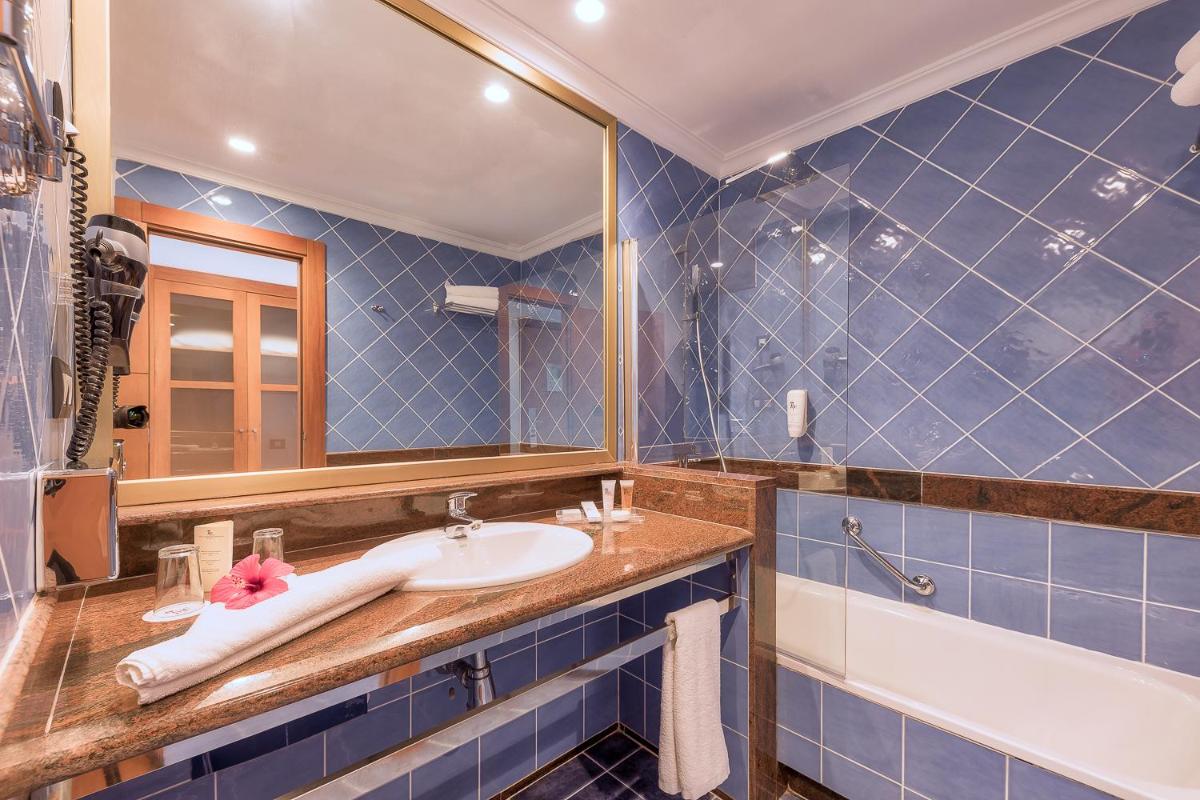 Un baño de Hotel Mirador Papagayo by LIVVO