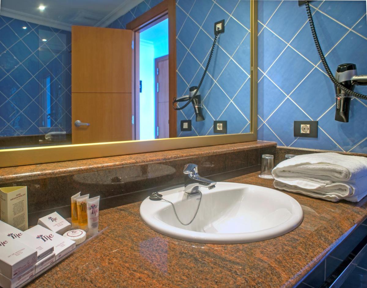 Un baño de Hotel Mirador Papagayo by LIVVO