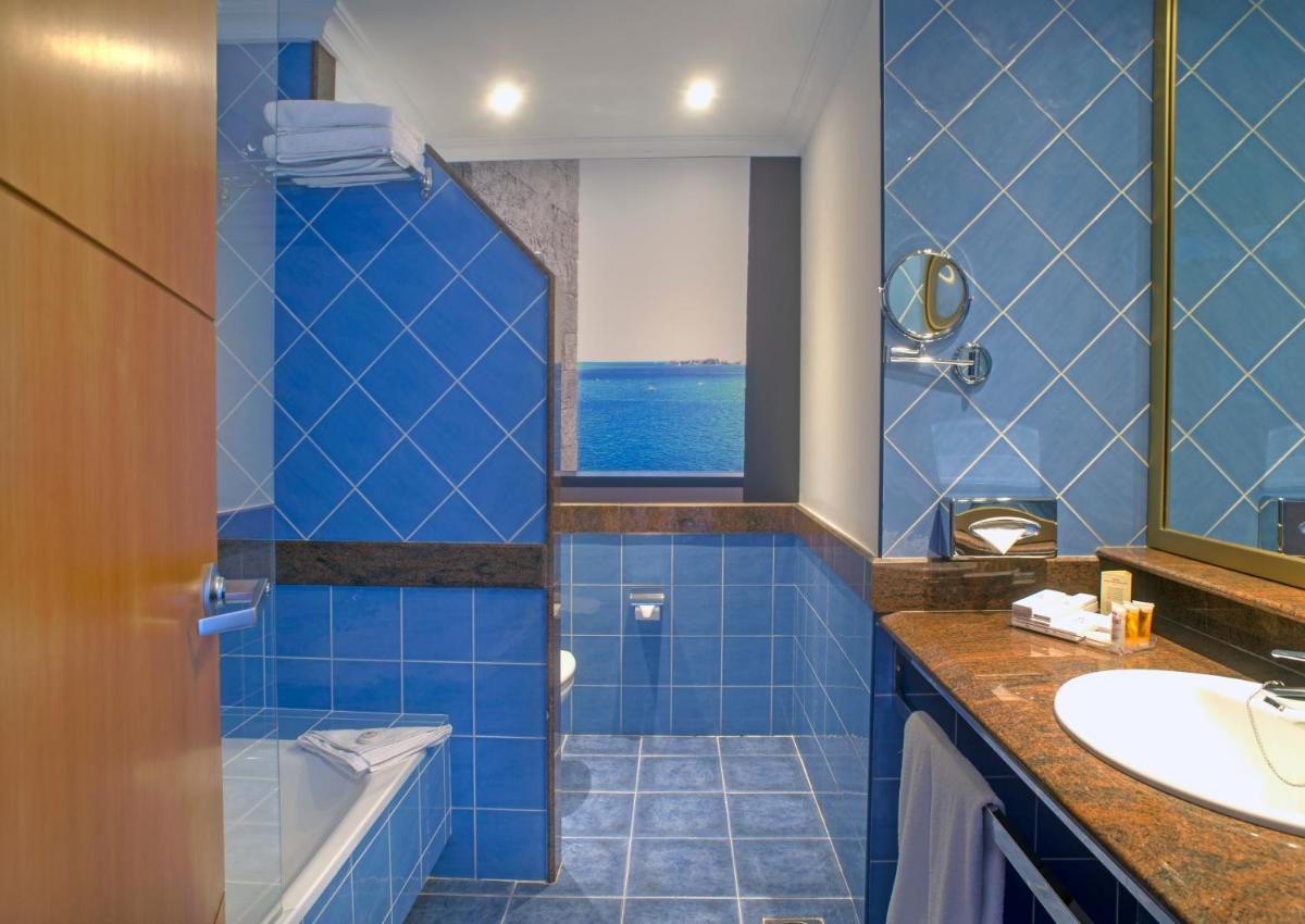 Un baño de Hotel Mirador Papagayo by LIVVO