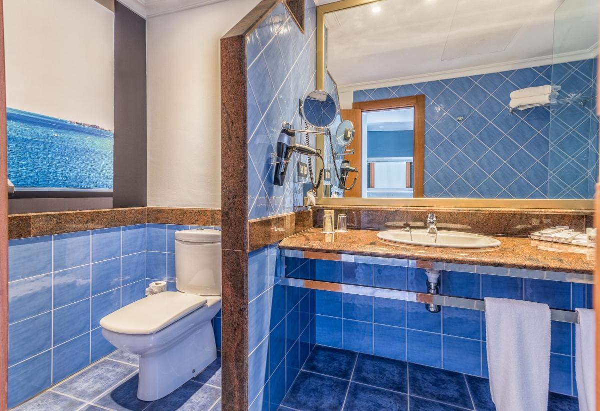 Un baño de Hotel Mirador Papagayo by LIVVO