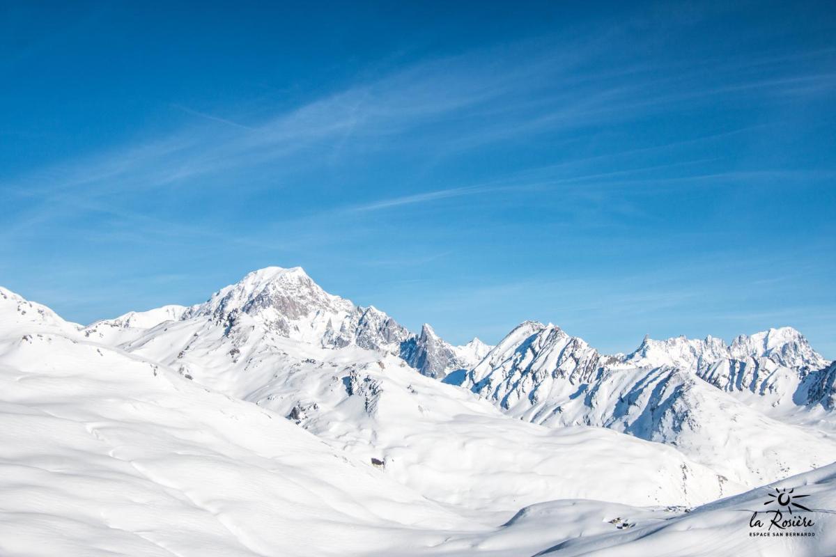 Vue générale sur la montagne ou vue sur la montagne depuis l'hôtel