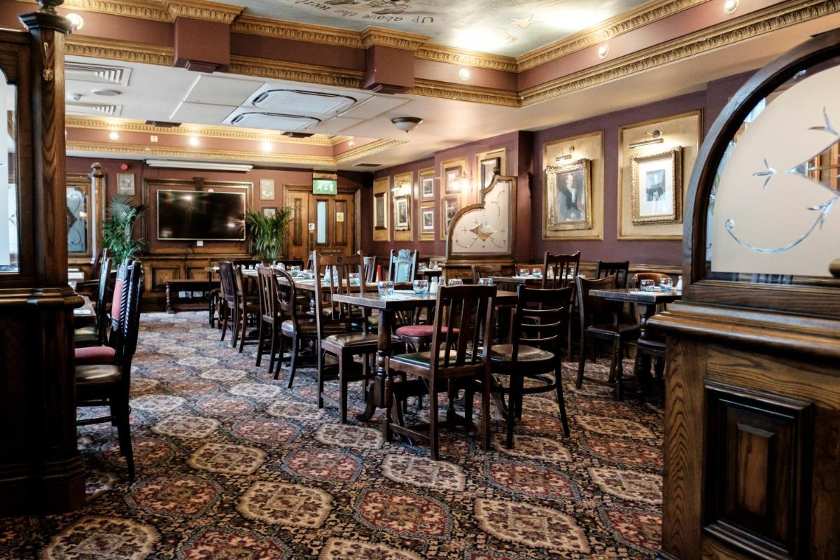 The Mad Hatter Hotel - Housity