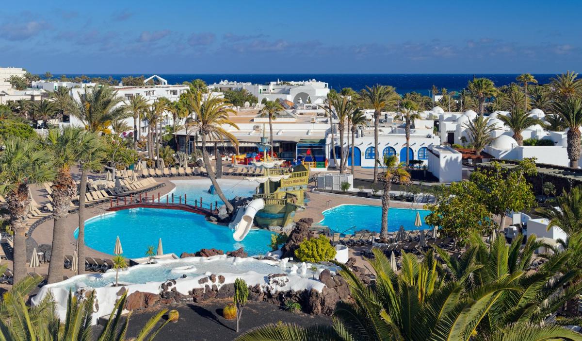 una vista aérea de un complejo con dos piscinas en H10 Suites Lanzarote Gardens, en Costa Teguise