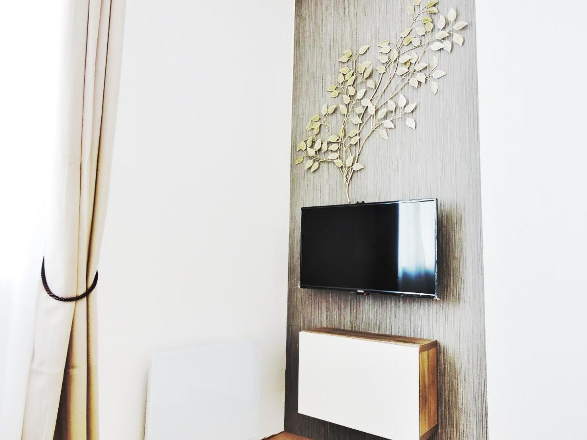 F2 Golden Lounge, Hyper Centre, Parking - Housity