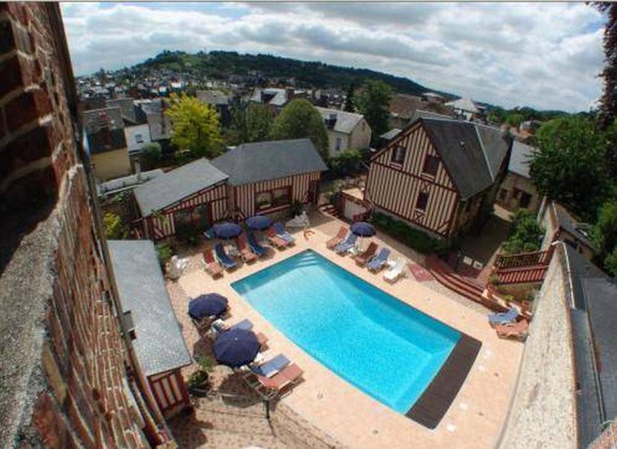 Piscine de l'établissement Hôtel L'Ecrin ou située à proximité