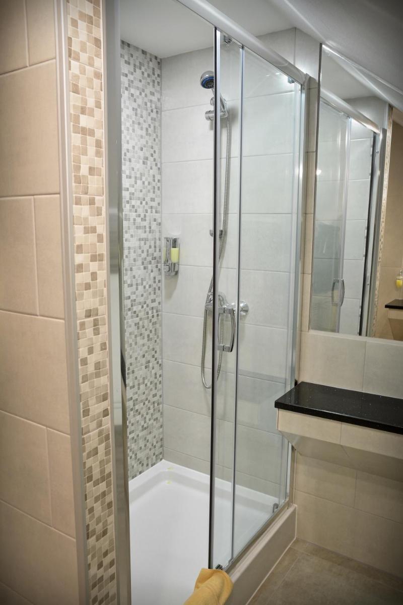 Pension Yellow - Housity