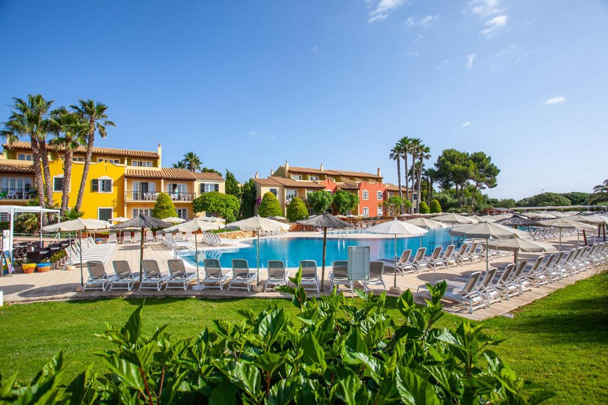 un complejo con piscina, sillas y sombrillas en Grupotel Playa Club, en Son Xoriguer 35 fotos más