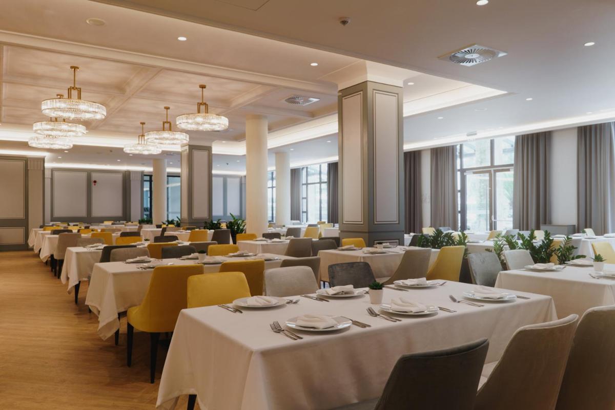 Astor Garden Hotel - Housity