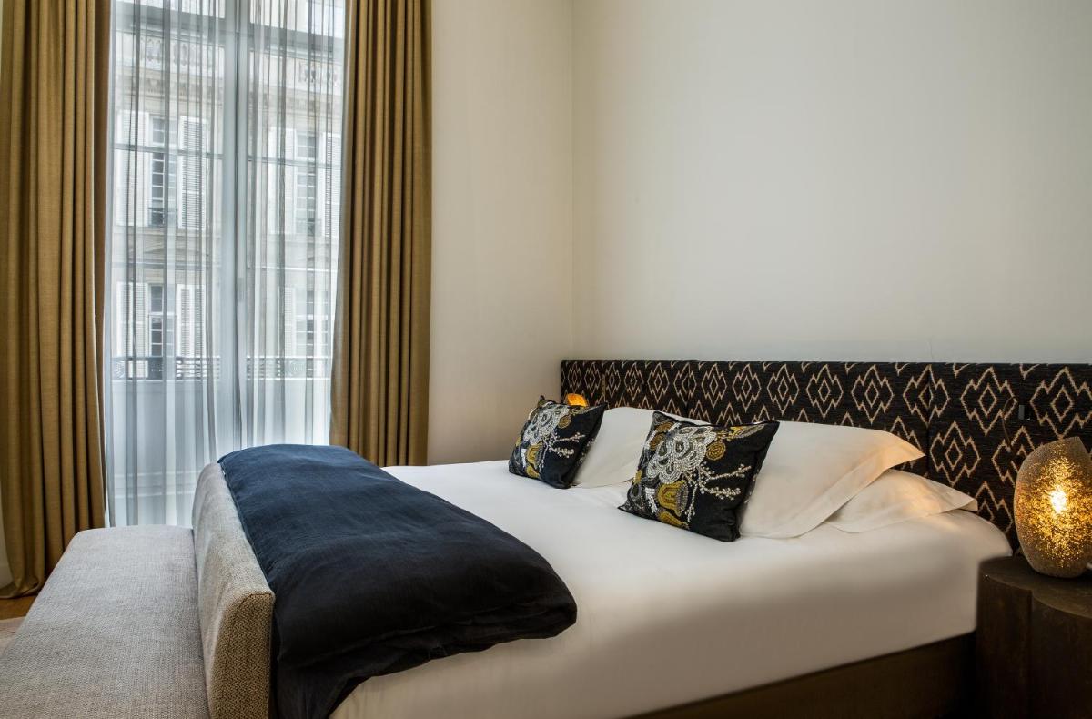 Un ou plusieurs lits dans un hébergement de l'établissement Hotel Marignan Champs-Elysées