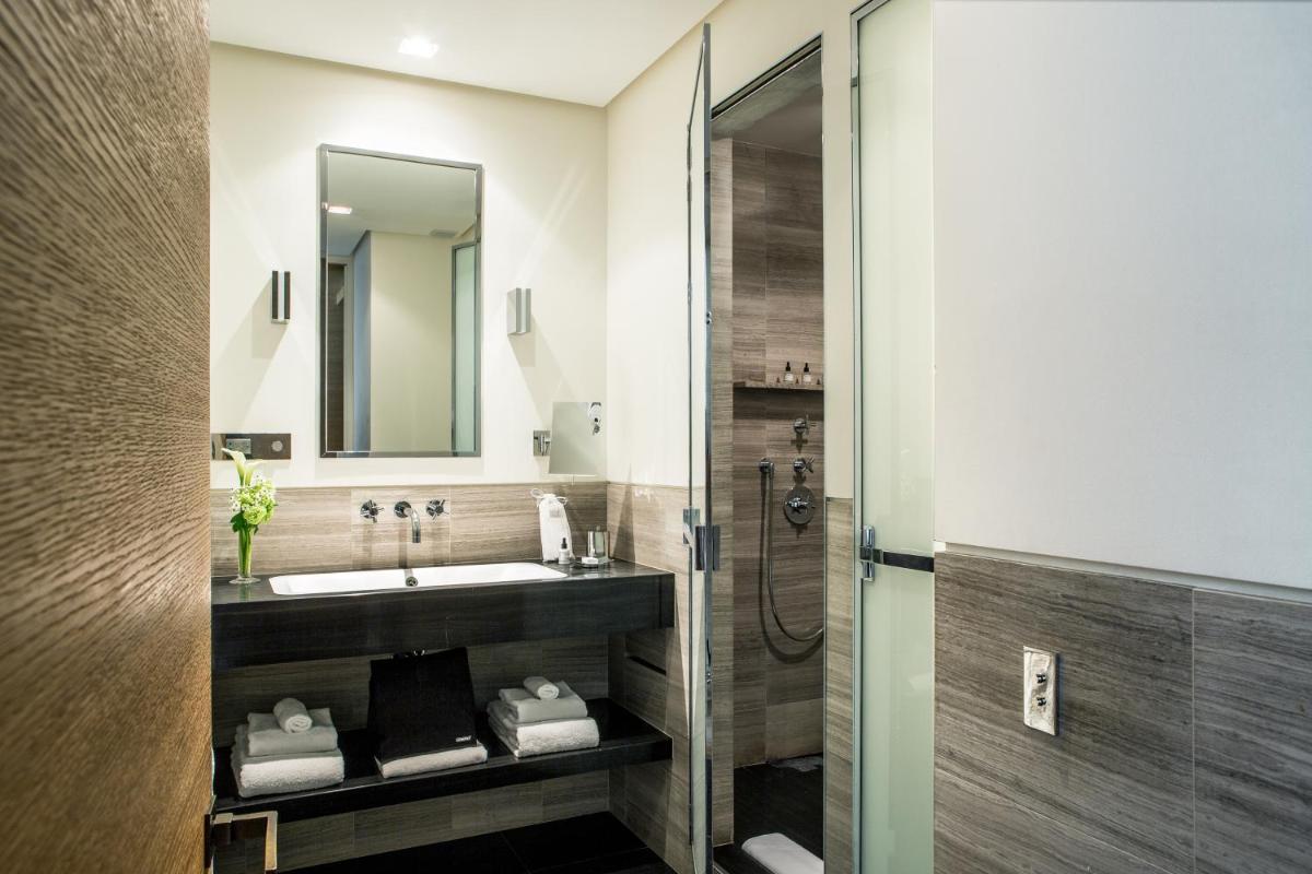 Salle de bains dans l'établissement Hotel Marignan Champs-Elysées