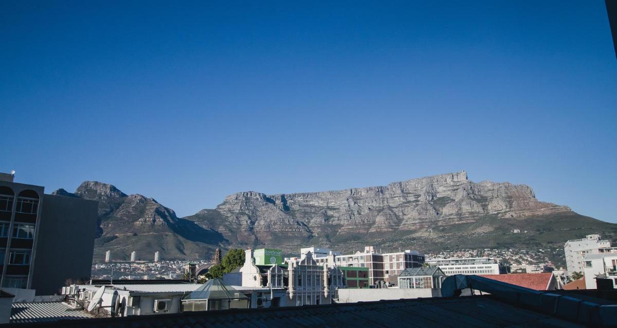 Luxury City Apartment with Mountain Views - Housity