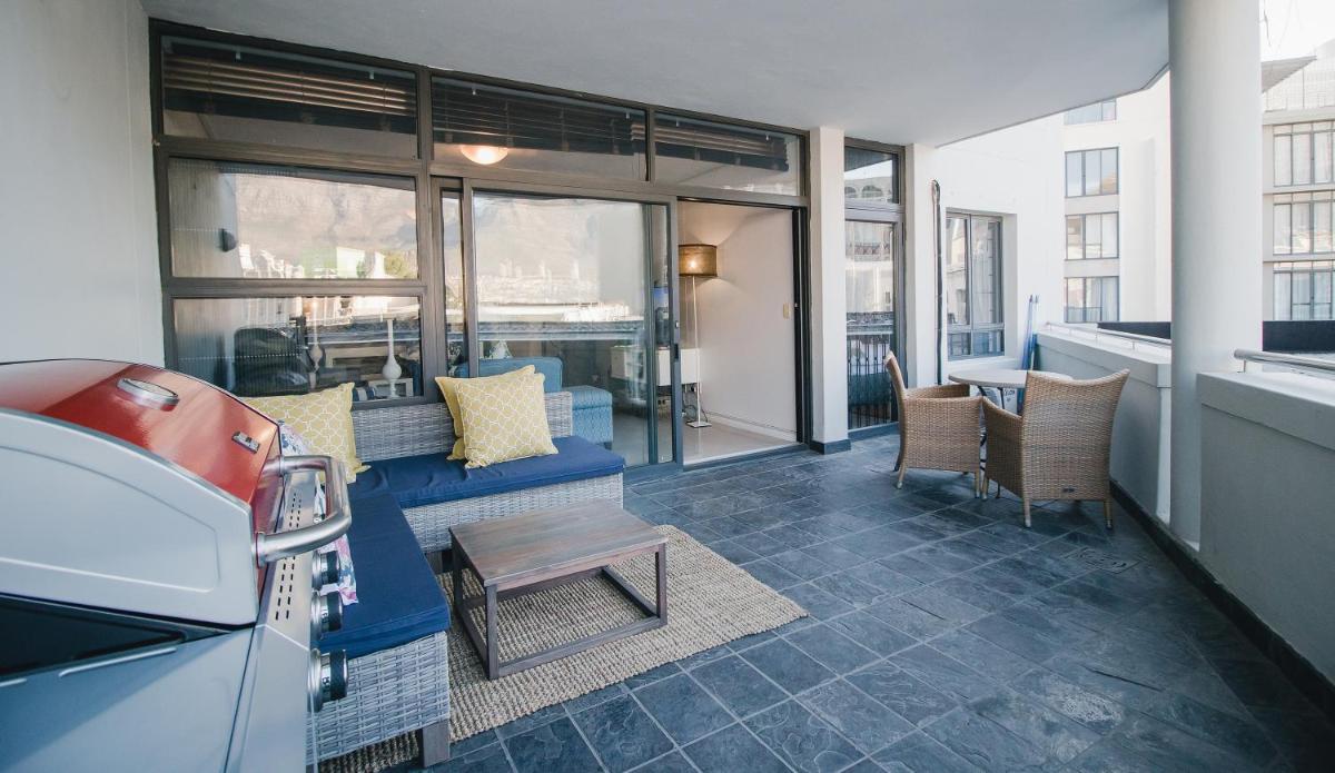 Suitetrails - Luxury City Apartment with Mountain Views
