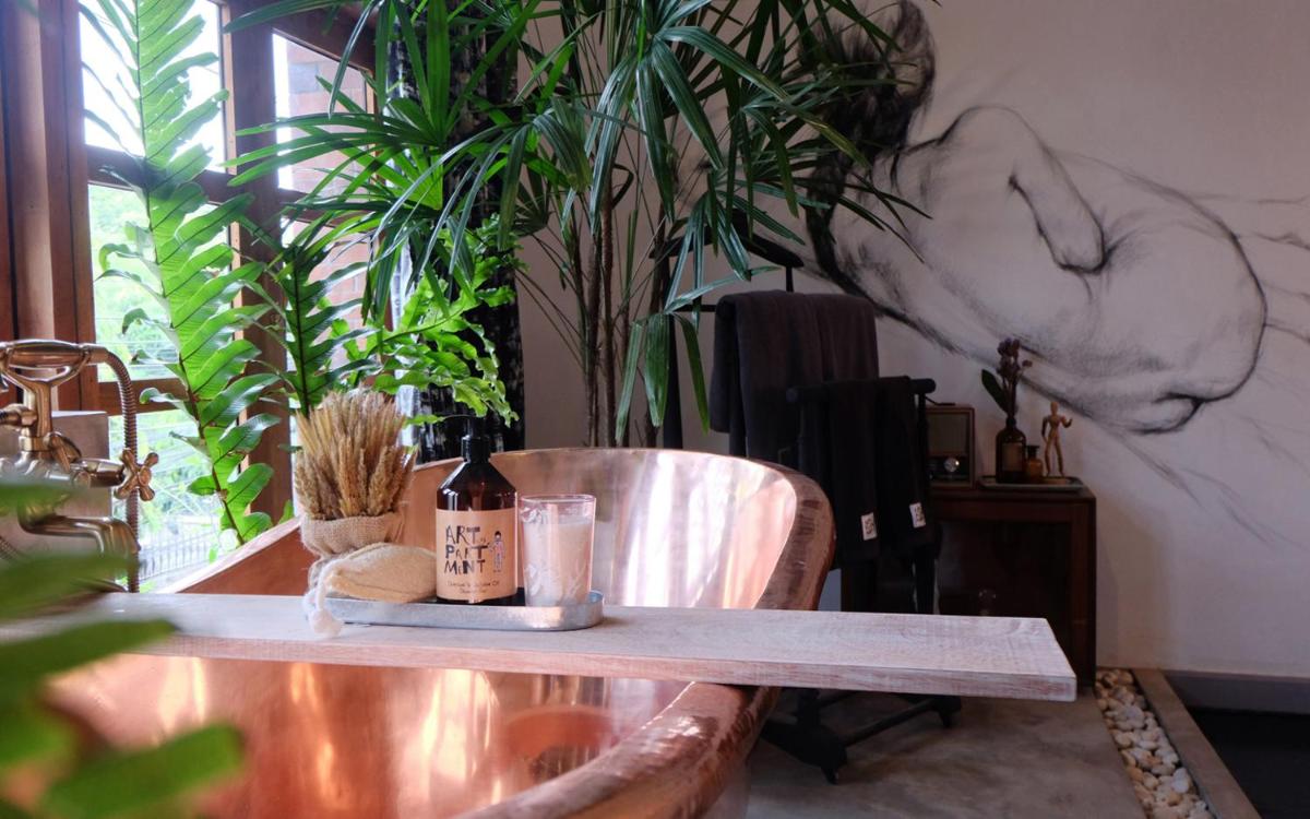 Suitetrails - Artistic and Quirky Home with a Copper Bath and Complimentary Snack