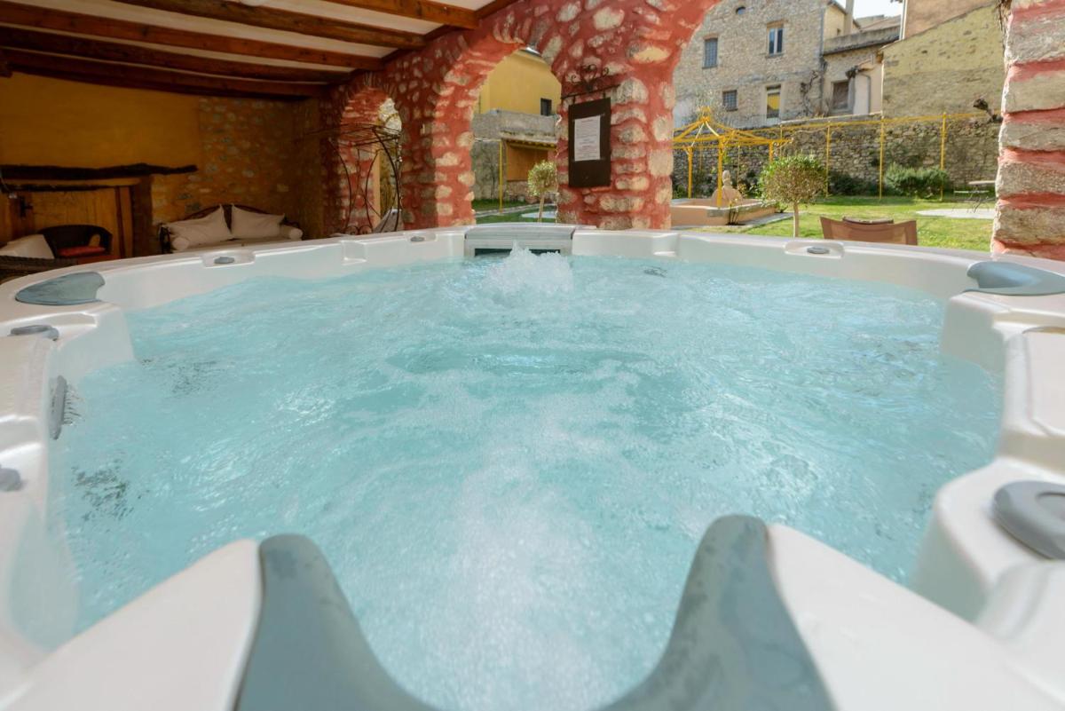 Piscine de l'établissement Les Arcades Le Lion D'or ou située à proximité