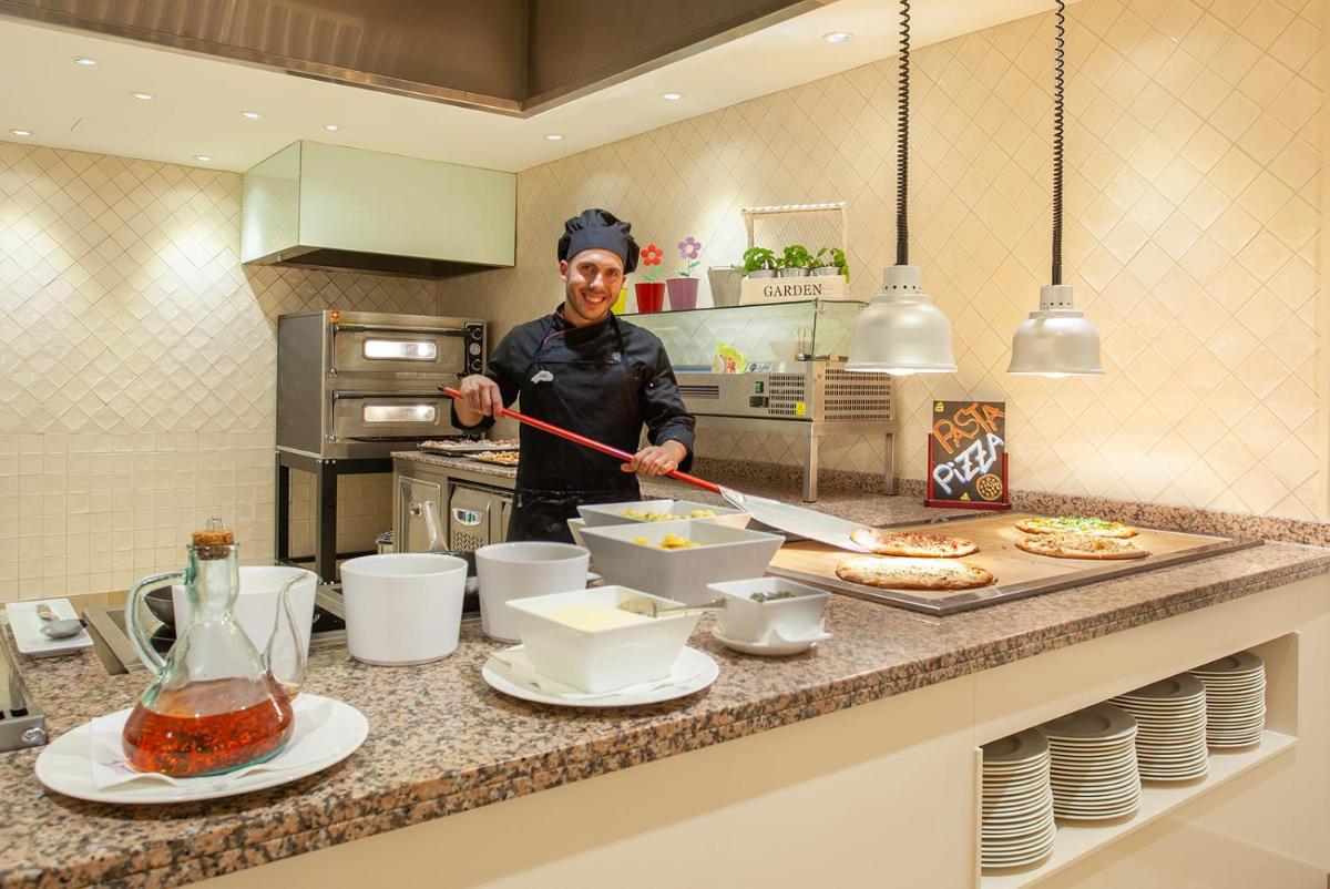Comida en o cerca de este apartahotel